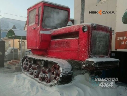 Тойота Тундра и гусеничный трактор ДТ-75 из снега